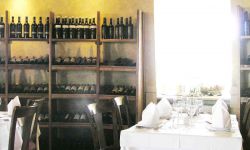 ilteatro-vinothek-tischdeko-weinregal-800px.jpg
